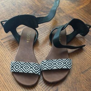 Mudd sandals